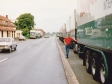144-onderweg-in-frankrijk-met-9-wagens-eten-bij-truckstop-in-bapaume-1989-co-vriezen-naast-de-auto