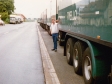 145-onderweg-in-frankrijk-met-9-wagens-eten-bij-truckstop-in-bapaume-1989-hans-lieferink-naast-de-auto