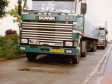 147-onderweg-in-frankrijk-met-9-wagens-eten-bij-truckstop-in-bapaume-1989-scania-15-bp-05-tf-daarachter-scania-20-bl-21-tn