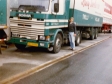 148-onderweg-in-frankrijk-met-9-wagens-eten-bij-truckstop-in-bapaume-1989-rob-van-gelder-naast-scania-20-bl-21-tn